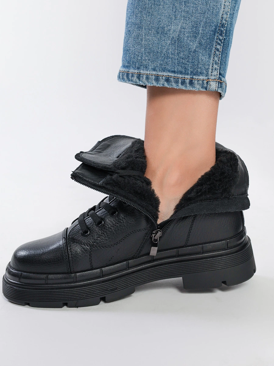 Ботинки черного цвета с отрезным носком